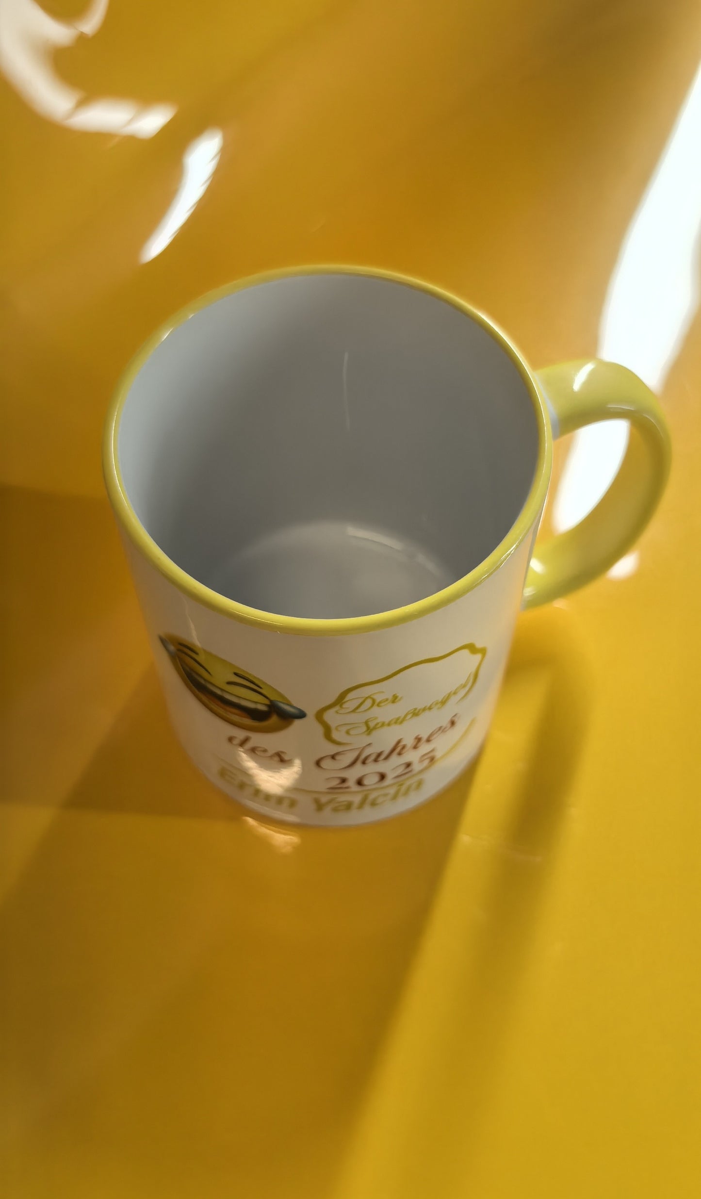 Spaßvogel des Jahres – Personalisierte Tasse mit Emoji - Wunschname – Lustiges Geschenk für Freunde & Kollegen