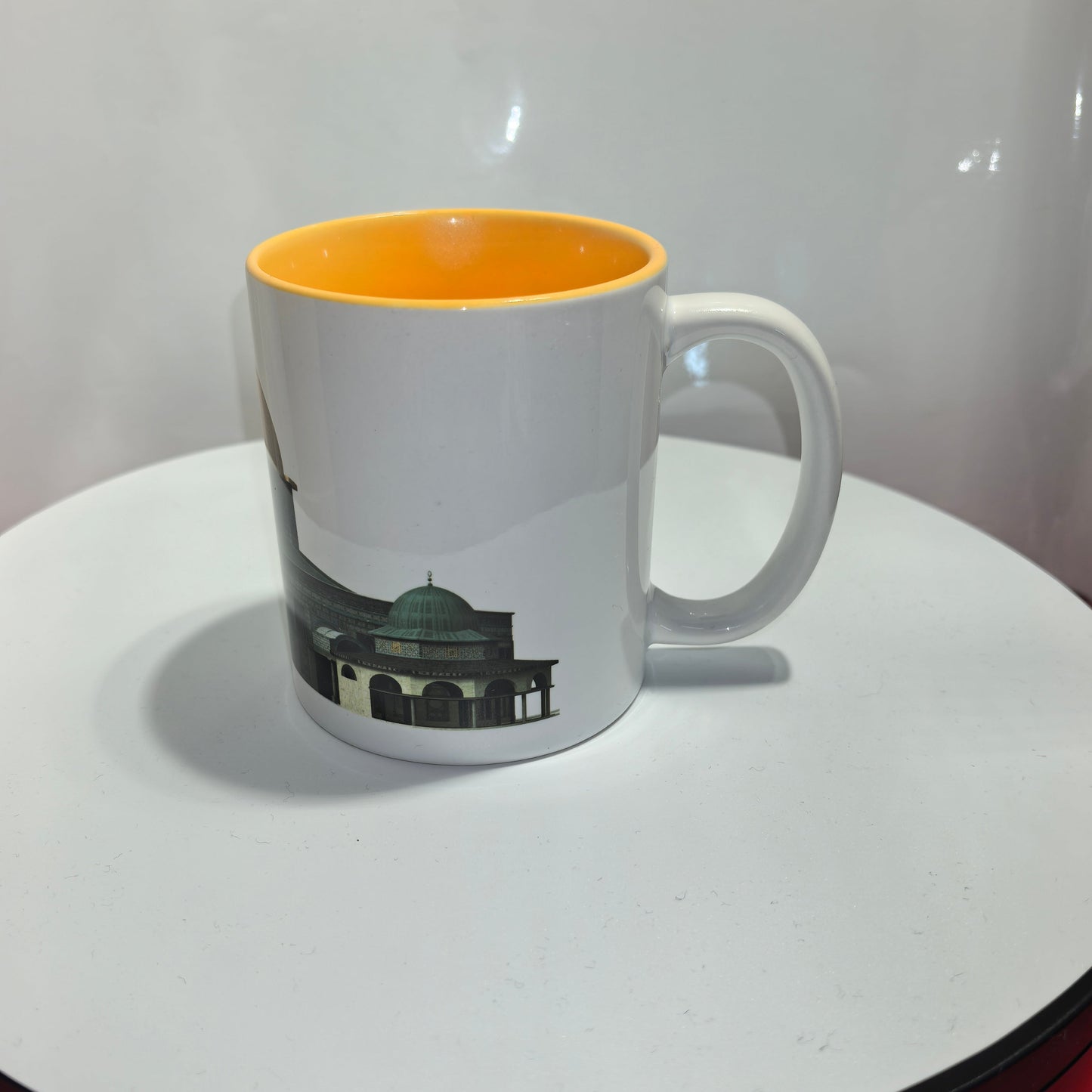 „Detailansicht der goldenen Kuppel des Felsendoms auf weißer Tasse – spirituelles Souvenir“