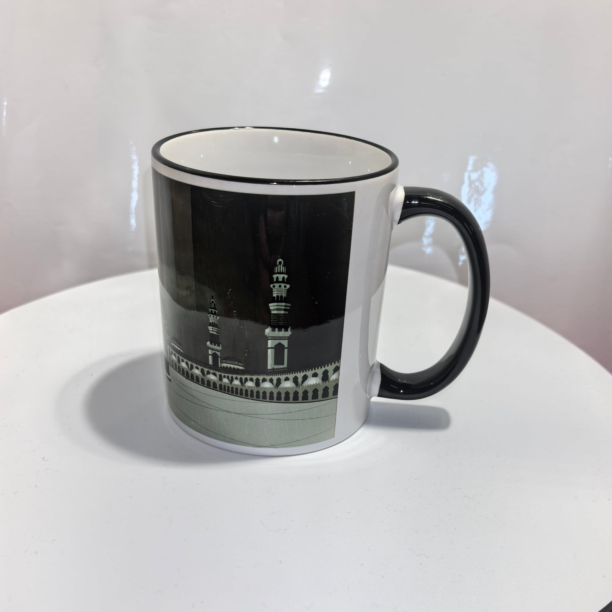 „Islamisch inspirierte Tasse mit Kaaba-Illustration – ideal für Ramadan oder Umrah“