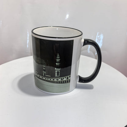 „Islamisch inspirierte Tasse mit Kaaba-Illustration – ideal für Ramadan oder Umrah“