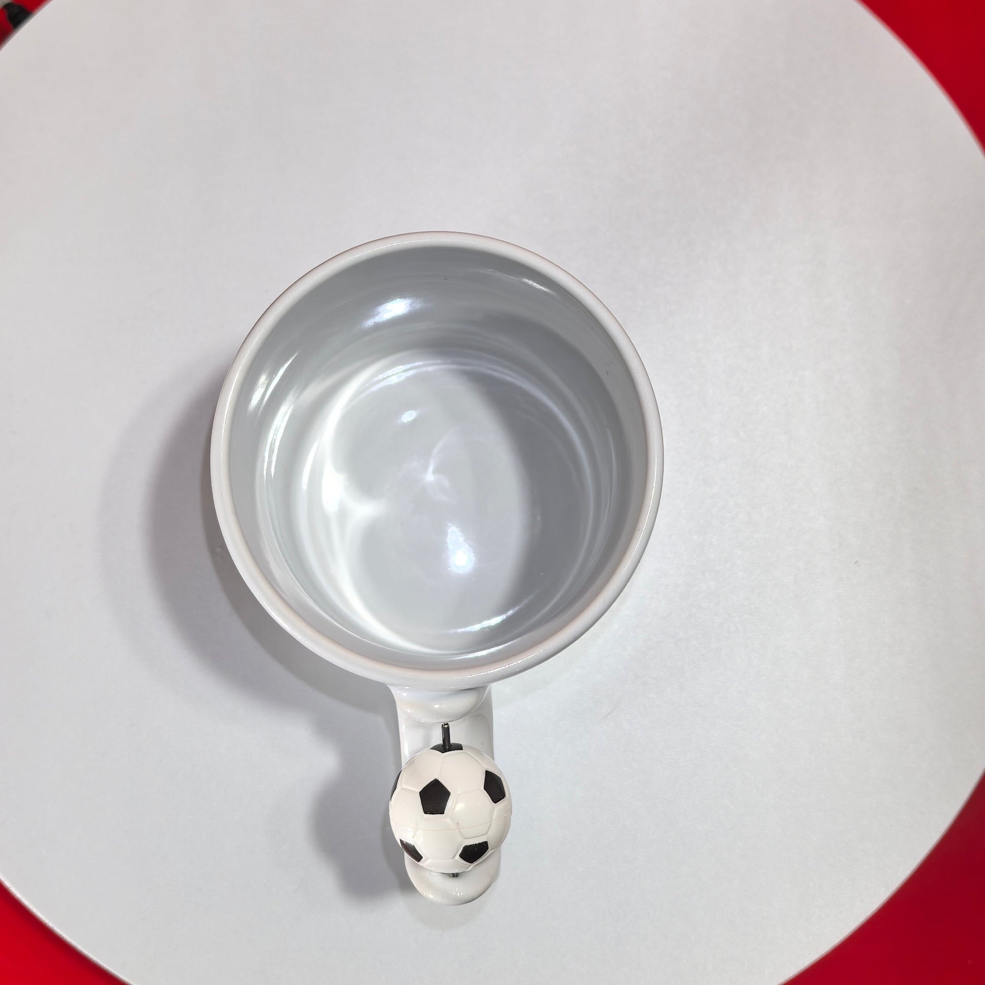 Weiße Beşiktaş-Tasse mit dem ikonischen Çarşı-Schriftzug und einem schwarzen Adler-Motiv.