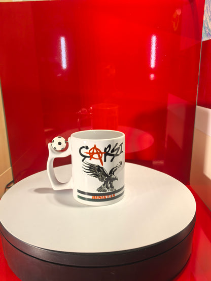 Weiße Beşiktaş Fan-Tasse mit BJK-Logo (Adler, 1903, 3 Sterne) vor rotem Hintergrund.