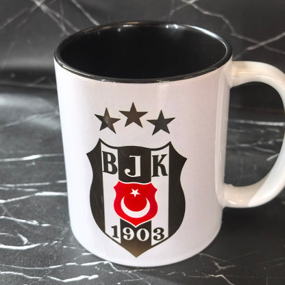 Ob zum Geburtstag oder einfach, um einem Kara Kartallar-Anhänger eine Freude zu machen – ein unverzichtbarer Fanartikel für Kaffee und Tee."