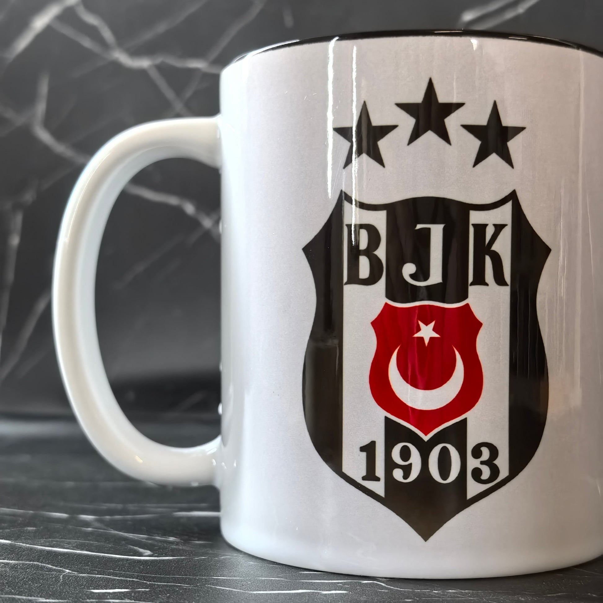Beşiktaş Tasse Logo mit BJK Wappen, 3 Sternen und schwarzer Innenseite.