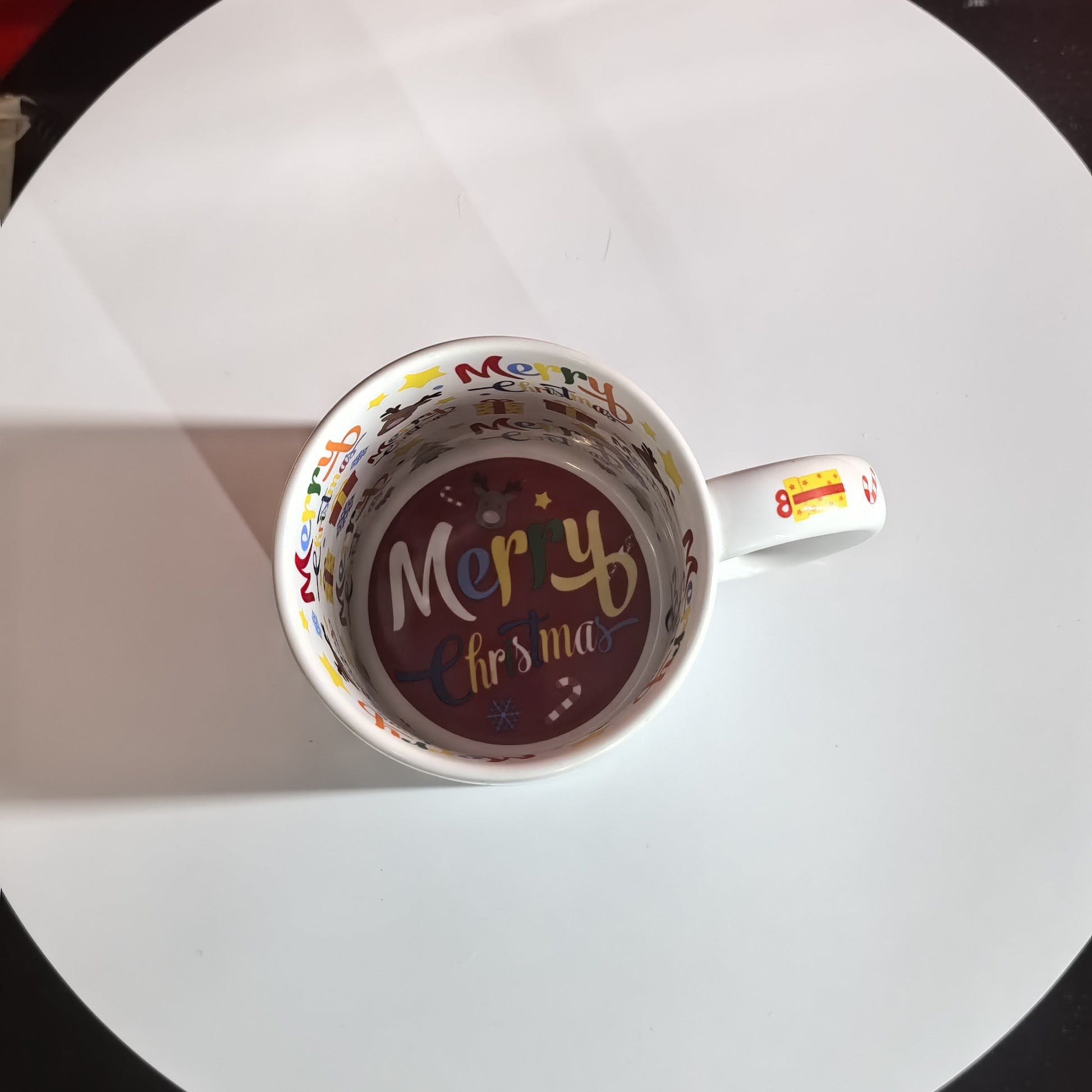 Blick in die bunte Innenseite der Rentier Tasse mit "Merry Christmas" Schriftzug
