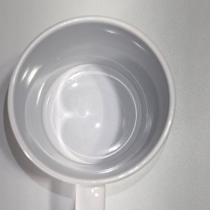 Blick in die weiße Innenseite der Weihnachtstasse mit Henkel.