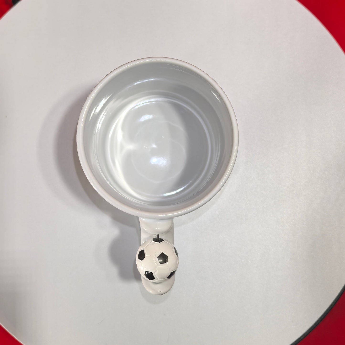 Blick von oben in die Galatasaray Tasse mit speziellem Fußball-Henkel.