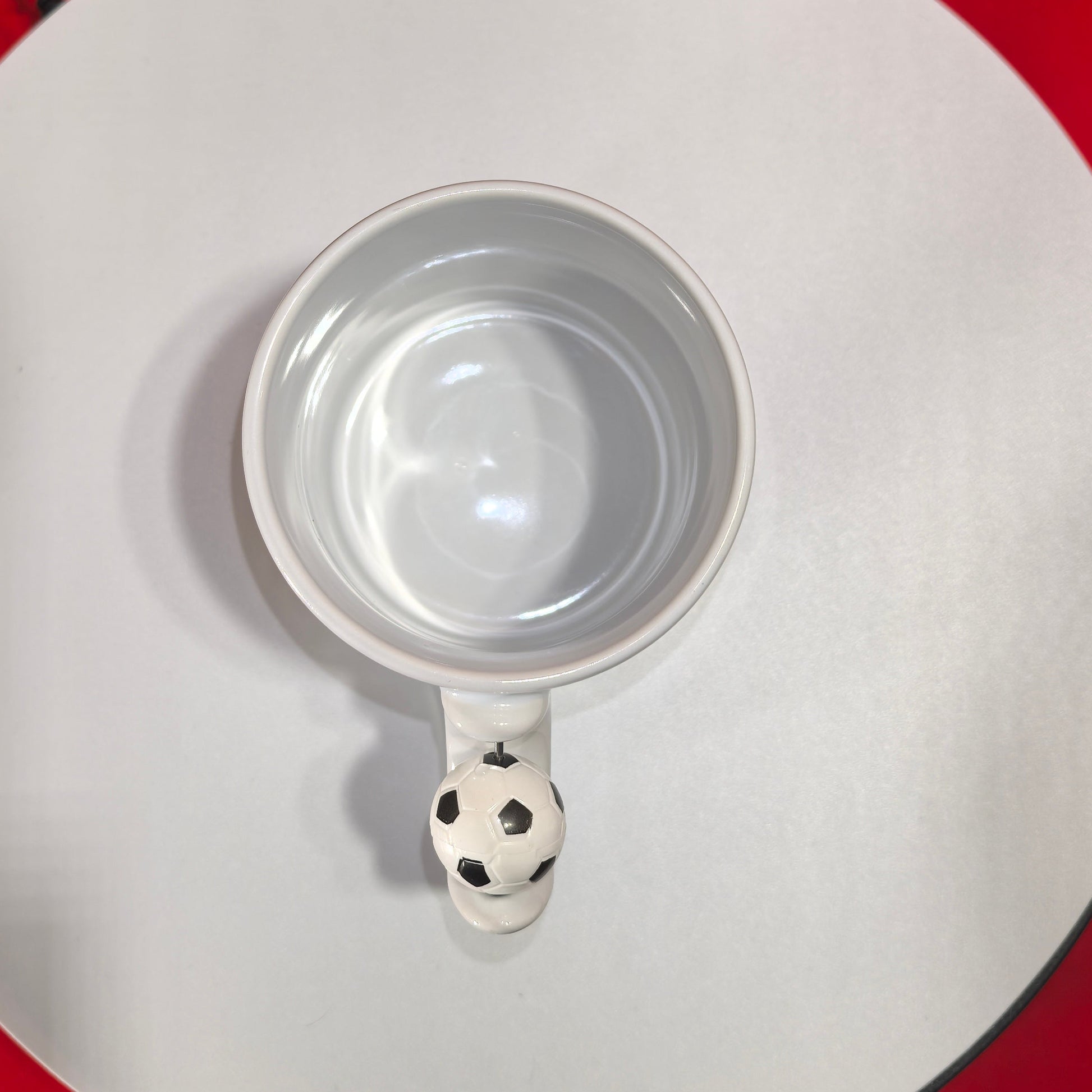 Blick von oben in die Galatasaray Tasse mit speziellem Fußball-Henkel.