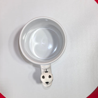 Blick von oben in die Fenerbahçe Tasse mit dem speziellen Fußball-Henkel.