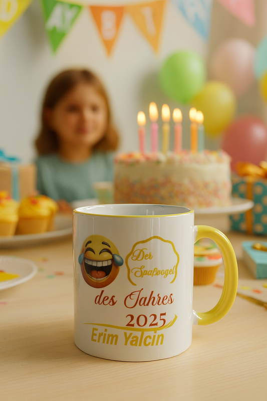 Spaßvogel des Jahres – Personalisierte Tasse mit Emoji - Wunschname – Lustiges Geschenk für Freunde & Kollegen