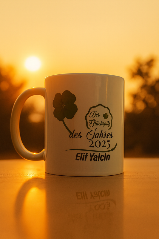 Personalisierte Tasse „Der Glückspilz des Jahres 2025“ – Geschenk mit Namen & Kleeblatt – Lustige Auszeichnung für Glückskinder