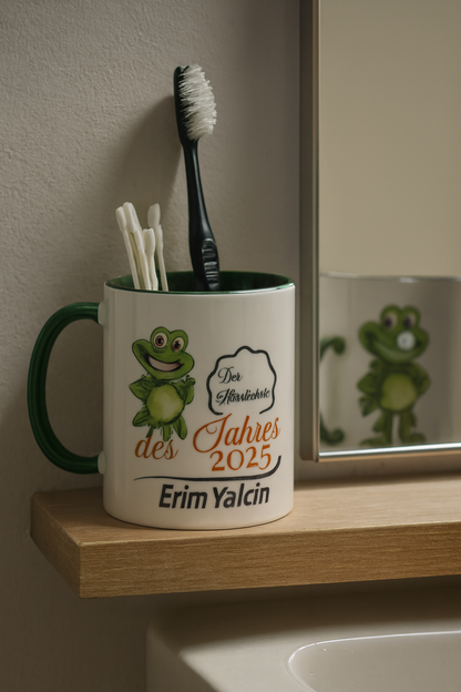 Personalisierte Tasse „Der Hässlichste des Jahres 2025“ – Lustige Geschenkidee mit Namen & Frosch – Gag Award Tasse