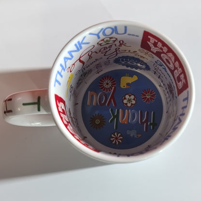 Dankeschön Tasse Innenansicht mit buntem "Thank You"-Motiv.