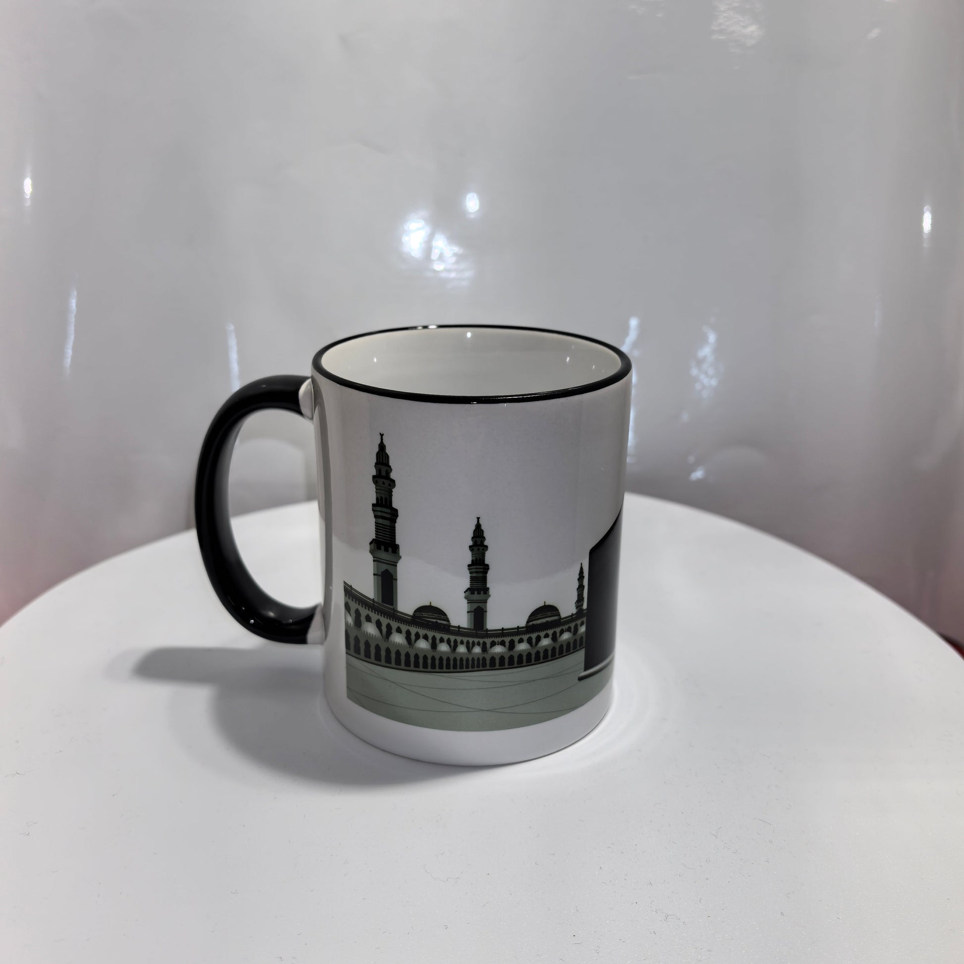 „Detailansicht der Kaaba mit goldener Tür auf weißer Tasse – spirituelles Souvenir“