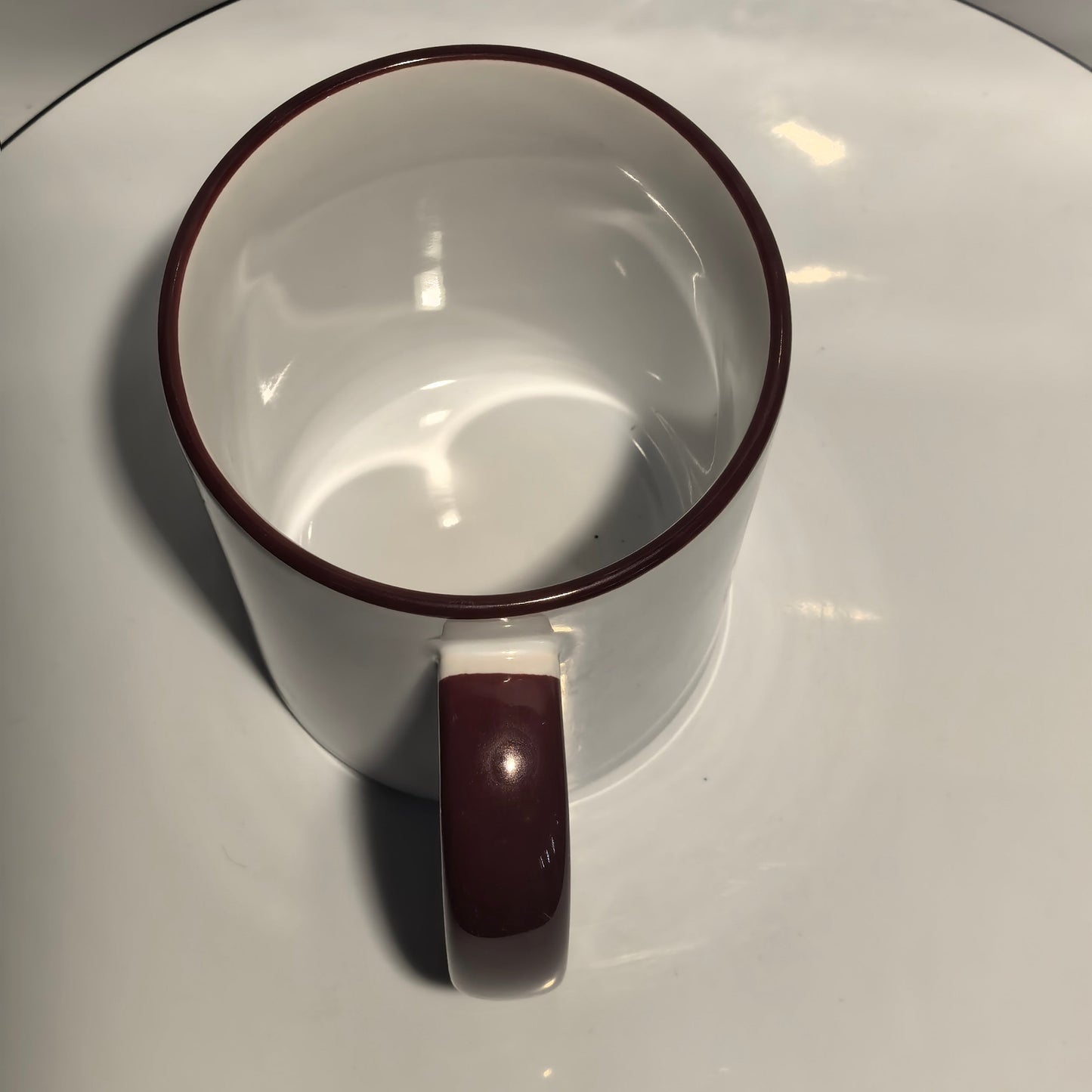 Draufsicht (leere Tasse von oben): Trabzonspor Fan-Tasse von oben – weißer Keramikbecher mit bordeauxrotem Rand und Henkel, leer