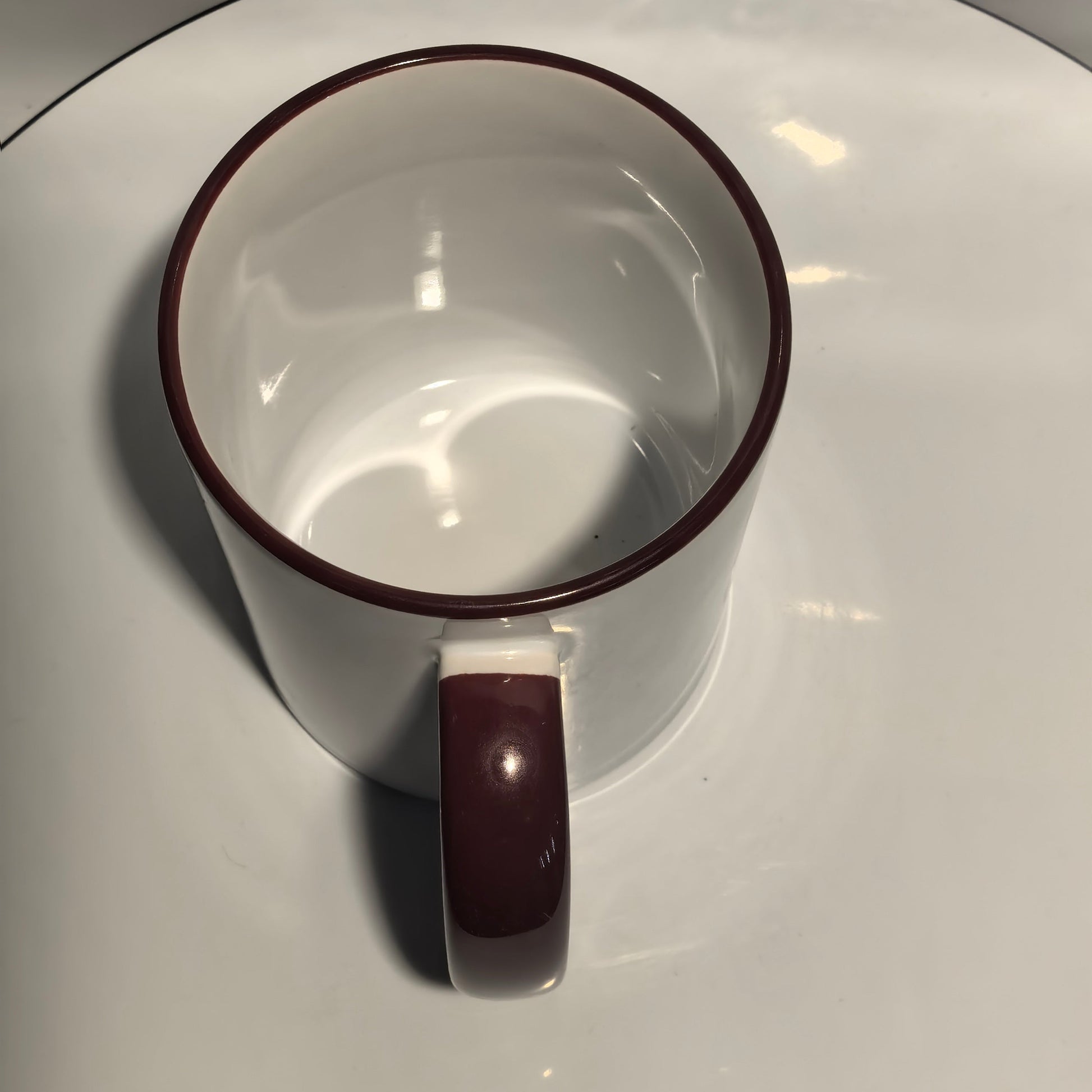Draufsicht (leere Tasse von oben): Trabzonspor Fan-Tasse von oben – weißer Keramikbecher mit bordeauxrotem Rand und Henkel, leer