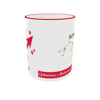 Detailansicht der Tasse mit dem roten Rand unten, auf dem "Optimismus" und "Abenteuerlust" geschrieben steht.