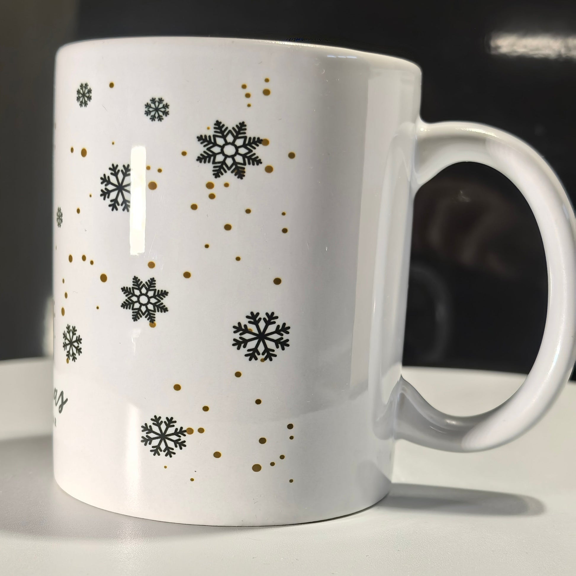 Elegante Weihnachtstasse Schwarz Gold mit Kranz-Design und "Frohe Weihnachten"-Spruch.