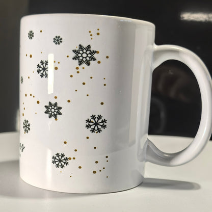 Elegante Weihnachtstasse Schwarz Gold mit Kranz-Design und "Frohe Weihnachten"-Spruch.