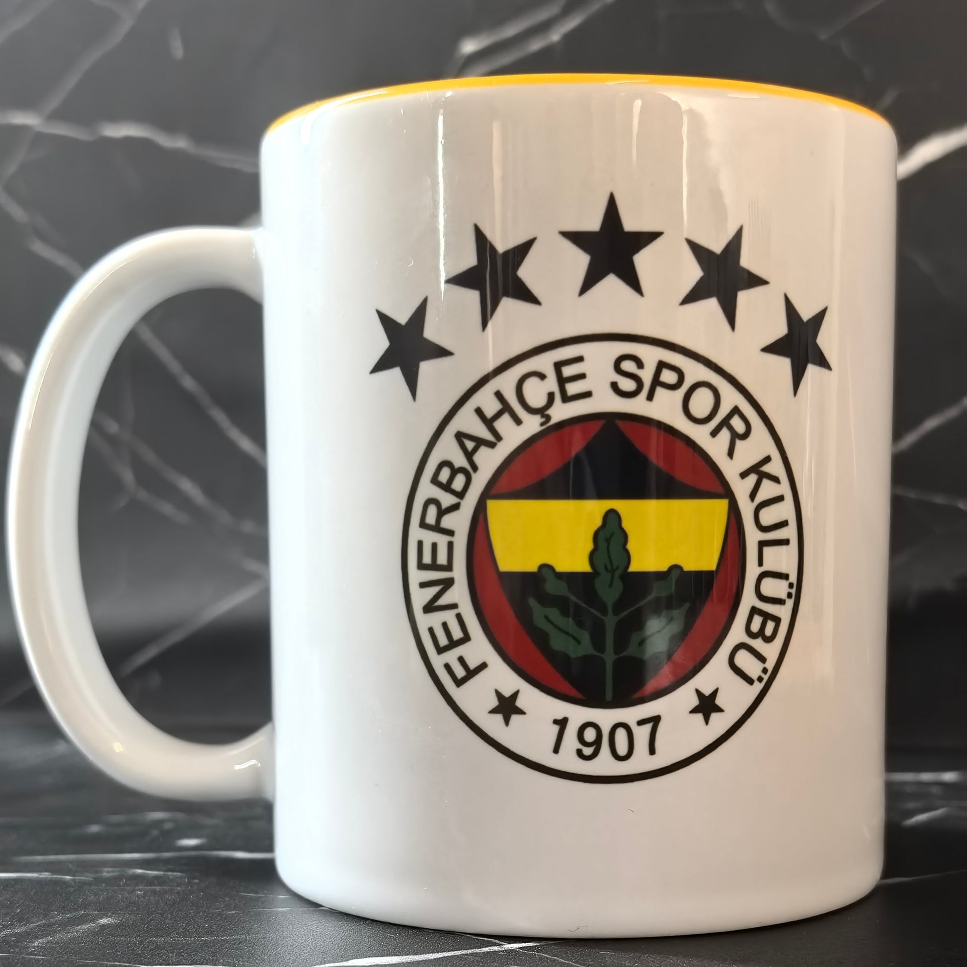 FB 1907 Fan Tasse auf schwarzem Marmor-Hintergrund.