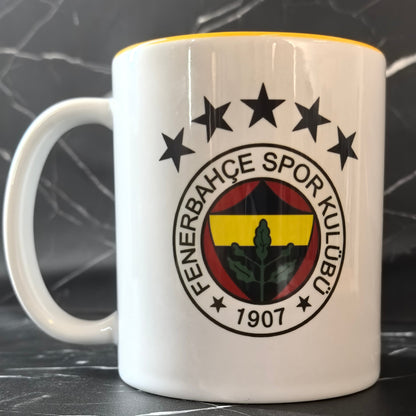 FB 1907 Fan Tasse auf schwarzem Marmor-Hintergrund.