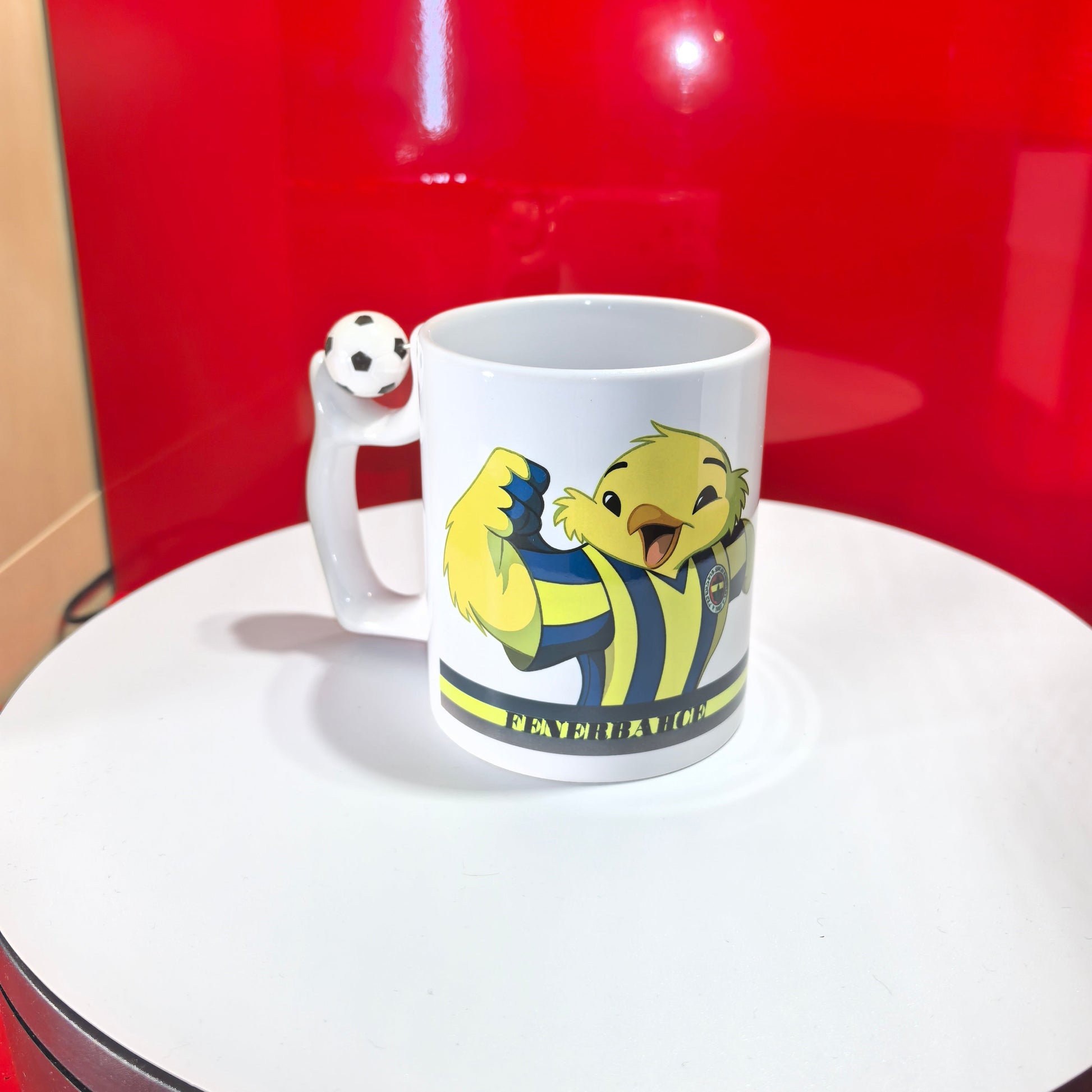 Fenerbahçe Fan-Tasse mit Kanarienvogel Maskottchen, das seine Muskeln zeigt, und Fußball am Henkel.