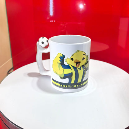 Fenerbahçe Fan-Tasse mit Kanarienvogel Maskottchen, das seine Muskeln zeigt, und Fußball am Henkel.