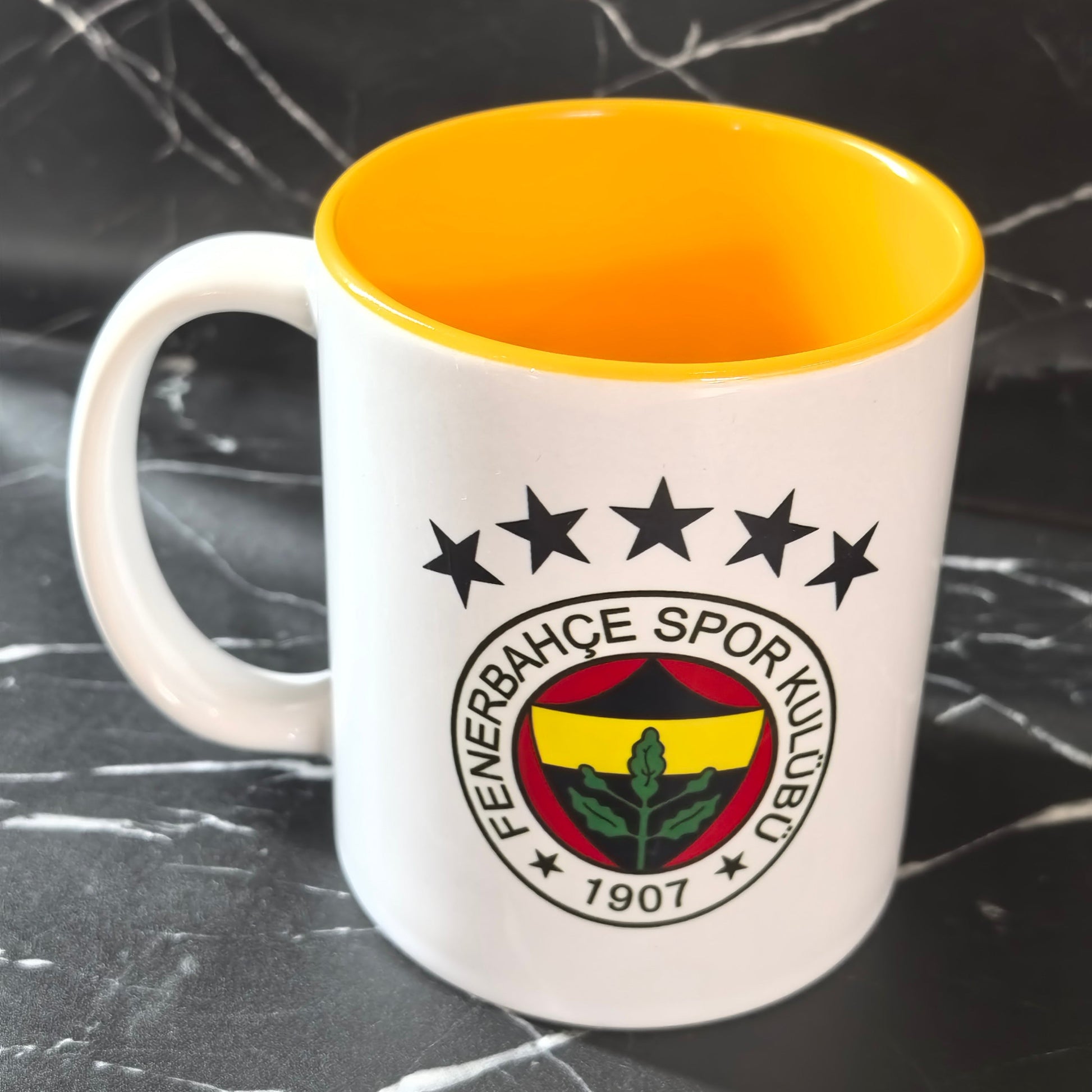 Fenerbahçe Tasse Logo mit FB Wappen, 5 Sternen und gelber Innenseite.