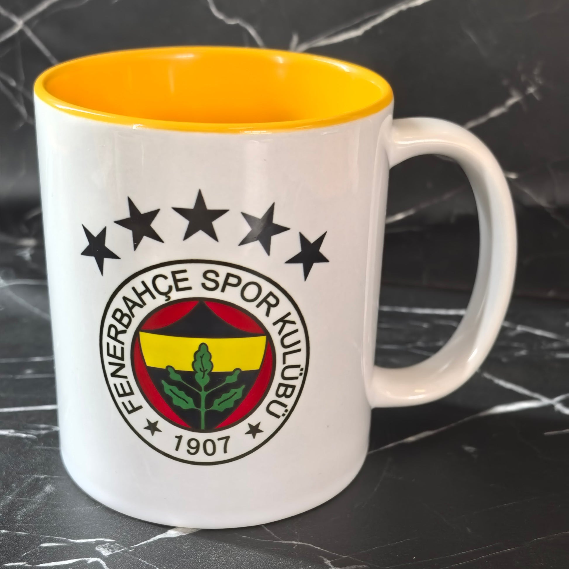 Fenerbahçe Tasse Logo mit FB Wappen, 5 Sternen und gelber Innenseite.