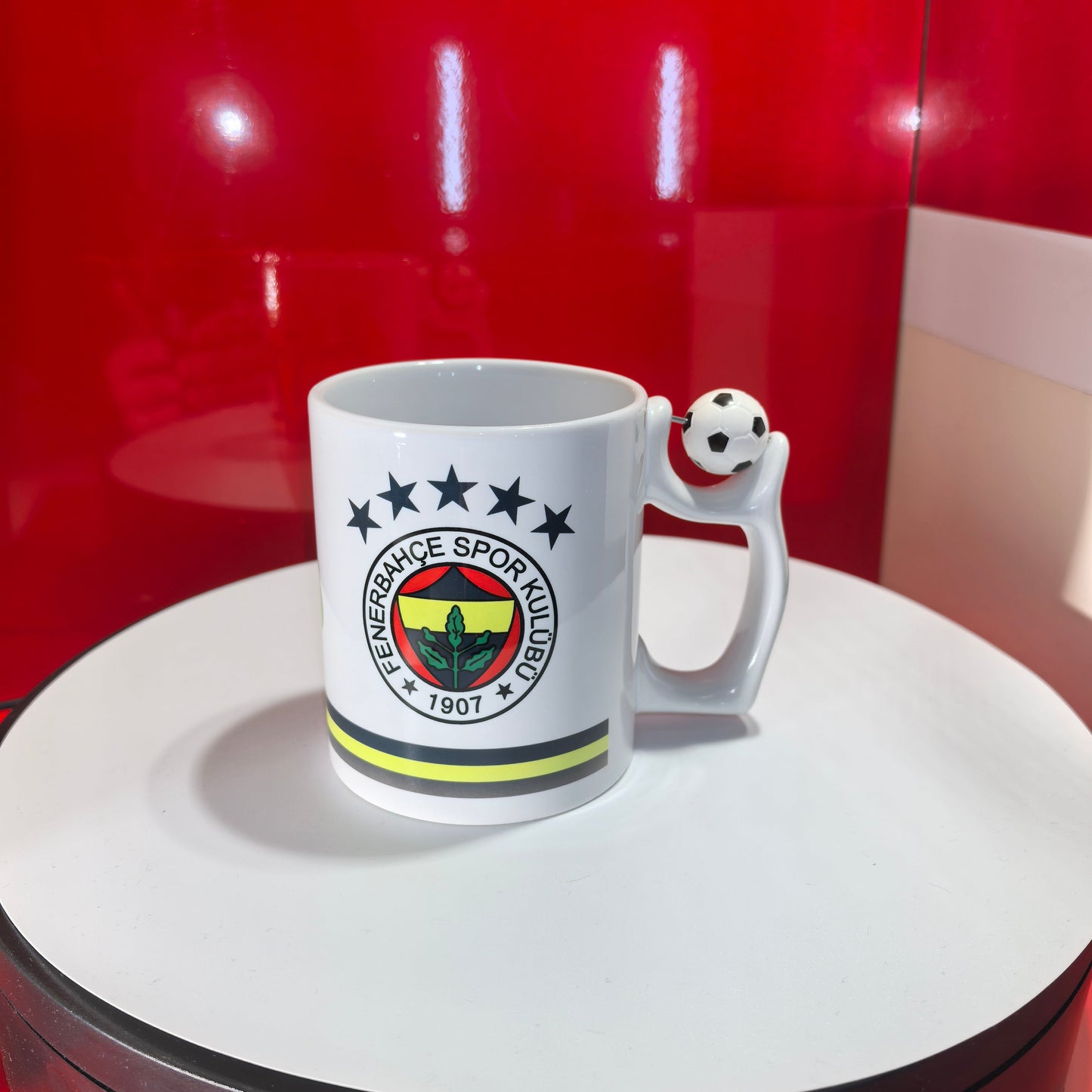 Fenerbahçe Tasse mit offiziellem Vereins-Wappen (FB 1907, 4 Sterne) und speziellem Fußball-Griff.