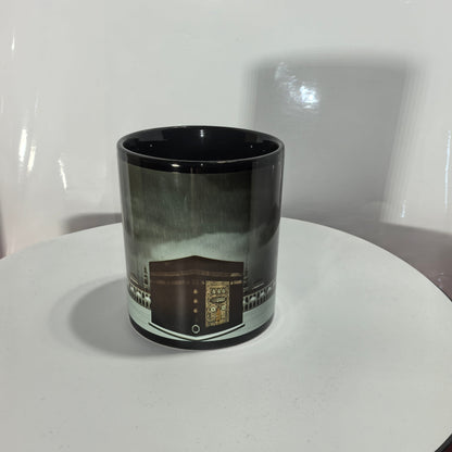 Schwarze Kaffeetasse mit goldenem Kaaba Motiv Mekka Panorama.