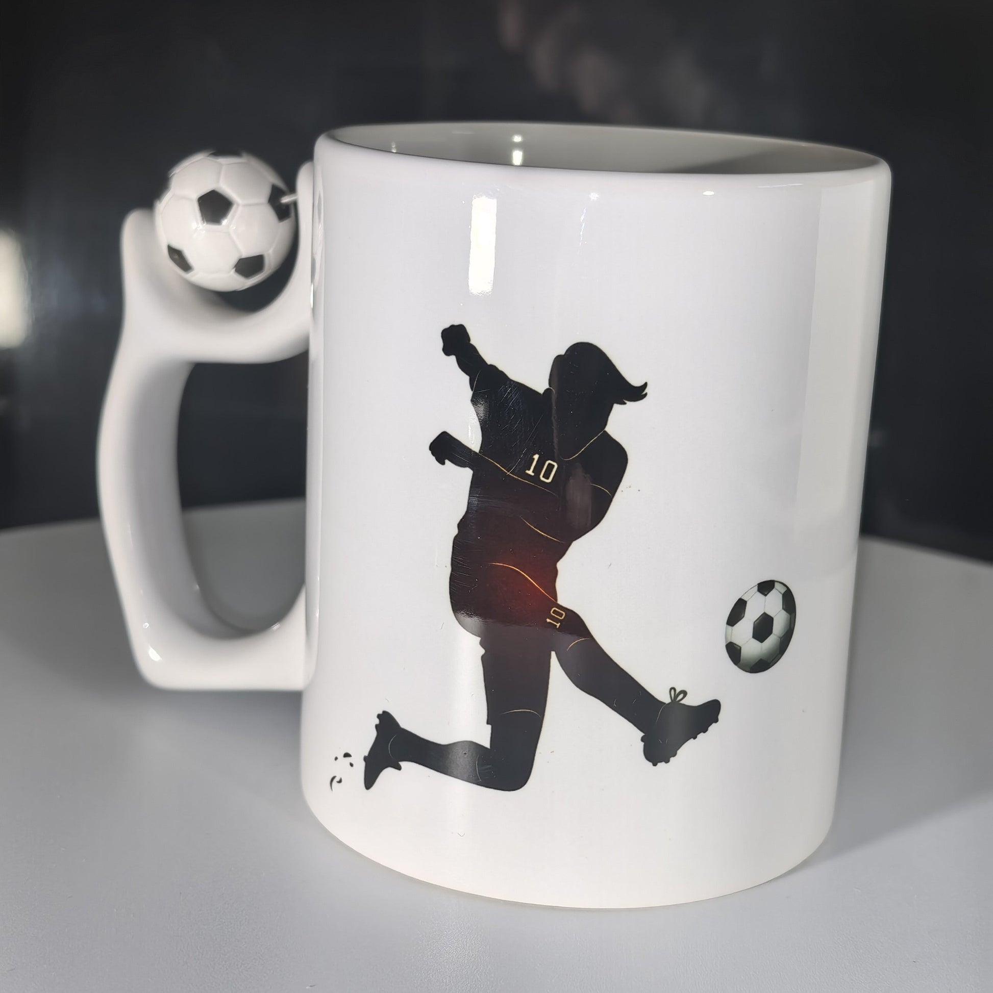 Seitenansicht der personalisierten Fußball Tasse mit Fußballdruck.
