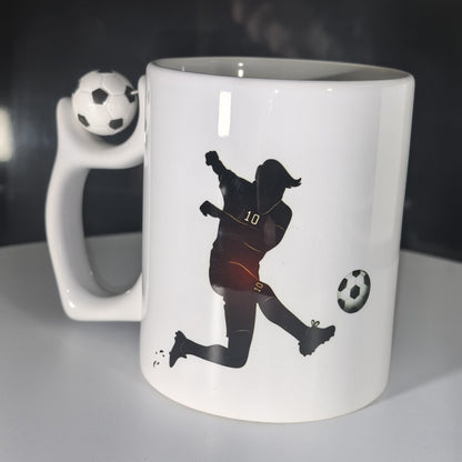 Seitenansicht der personalisierten Fußball Tasse mit Fußballdruck.