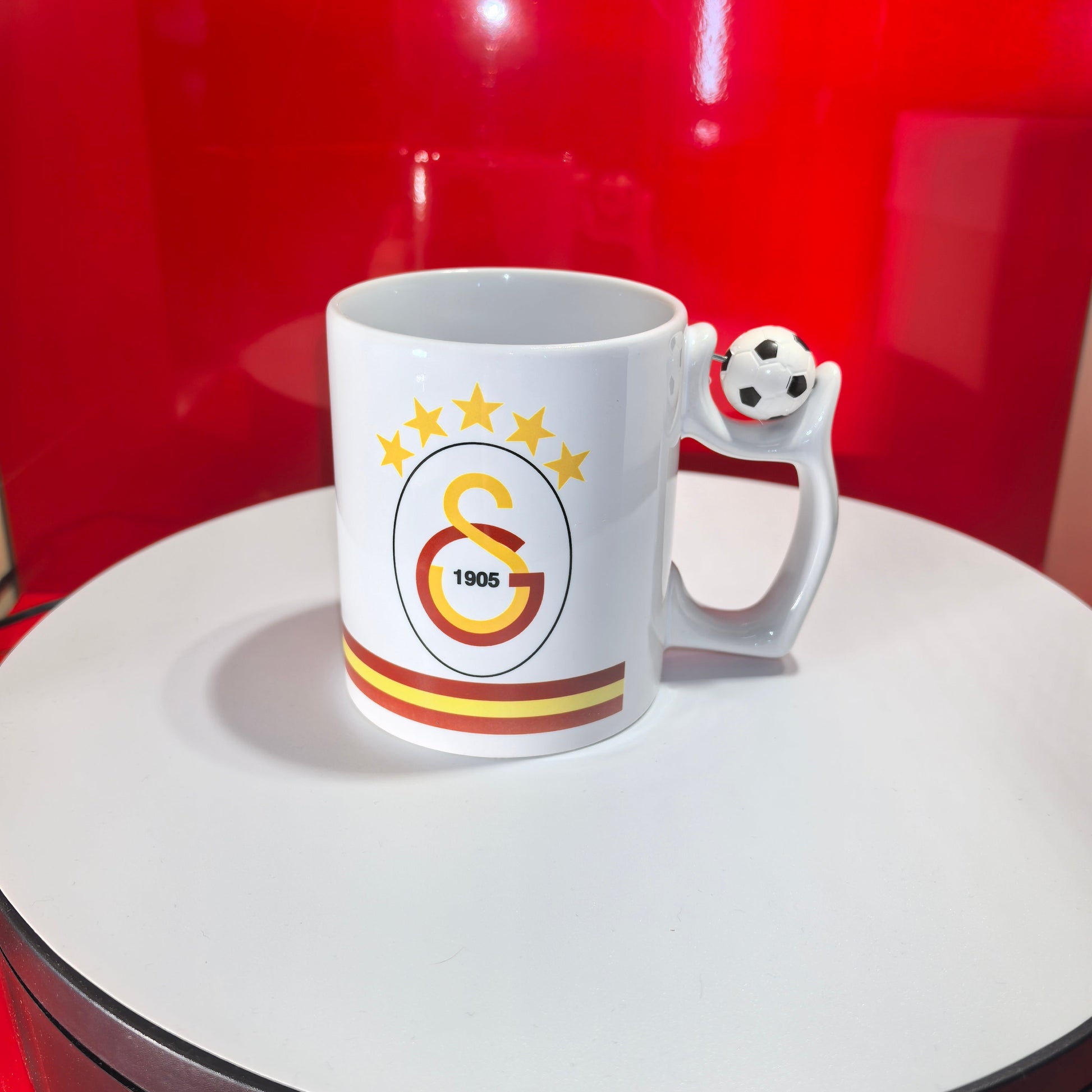 Galatasaray Tasse mit offiziellem Vereins-Logo (GS 1905, 5 Sterne) und Fußball am Griff.