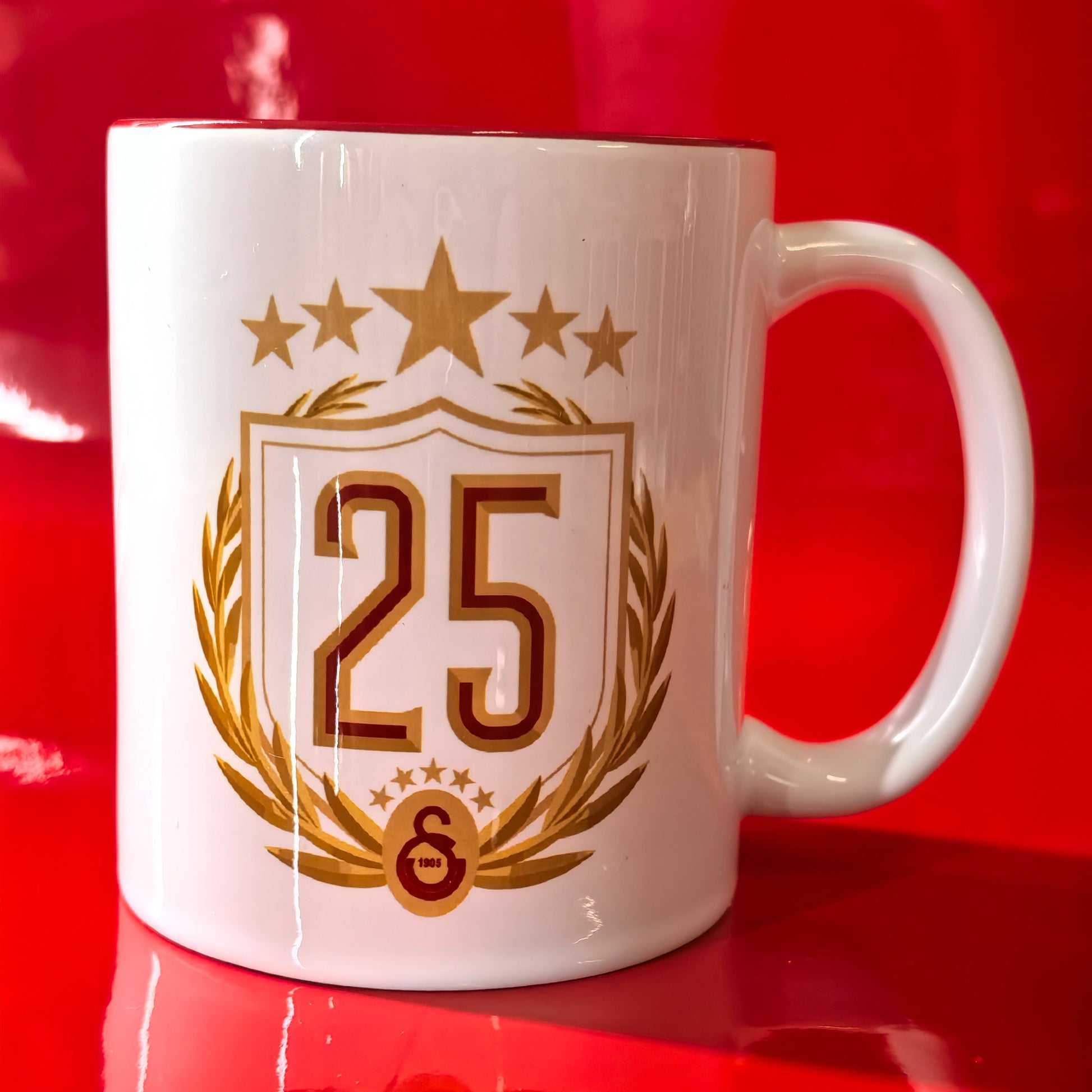 Galatasaray 25. Meisterschaft Tasse mit Wappen und der Zahl 25