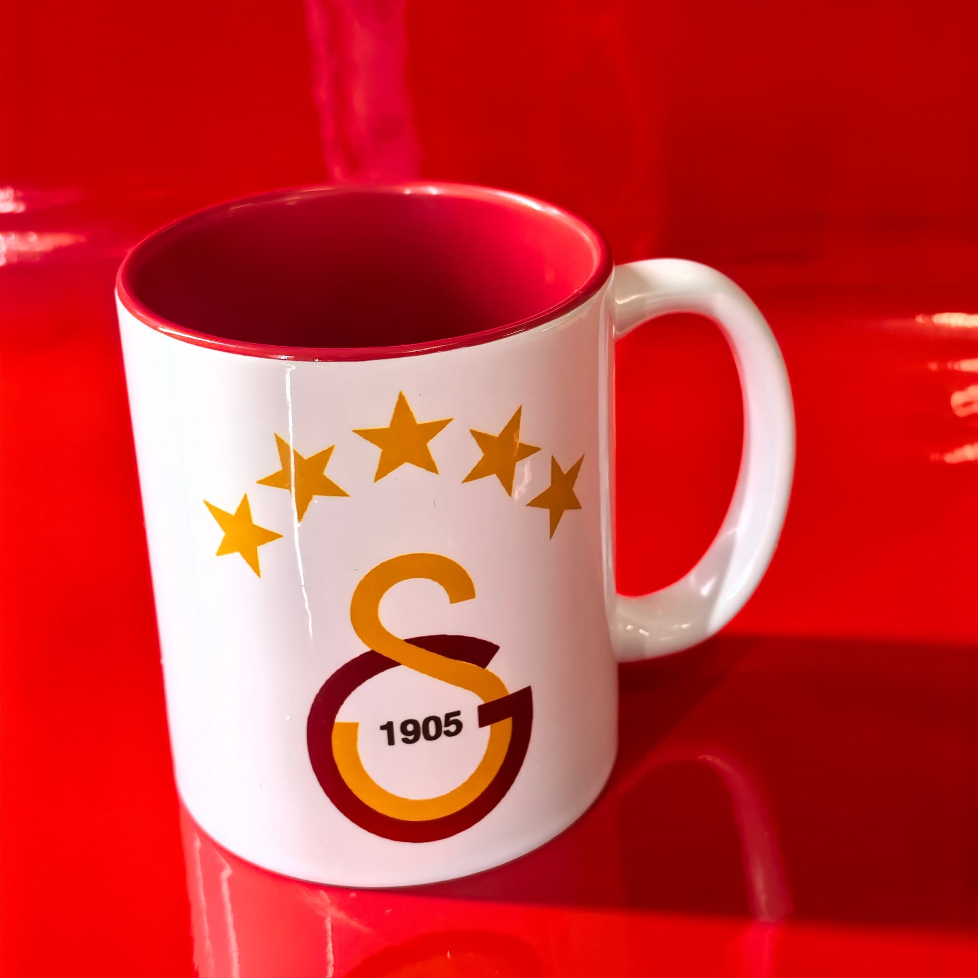 Galatasaray Fan Tasse mit GS 1905 Logo und 5 Sternen, rote Innenseite.