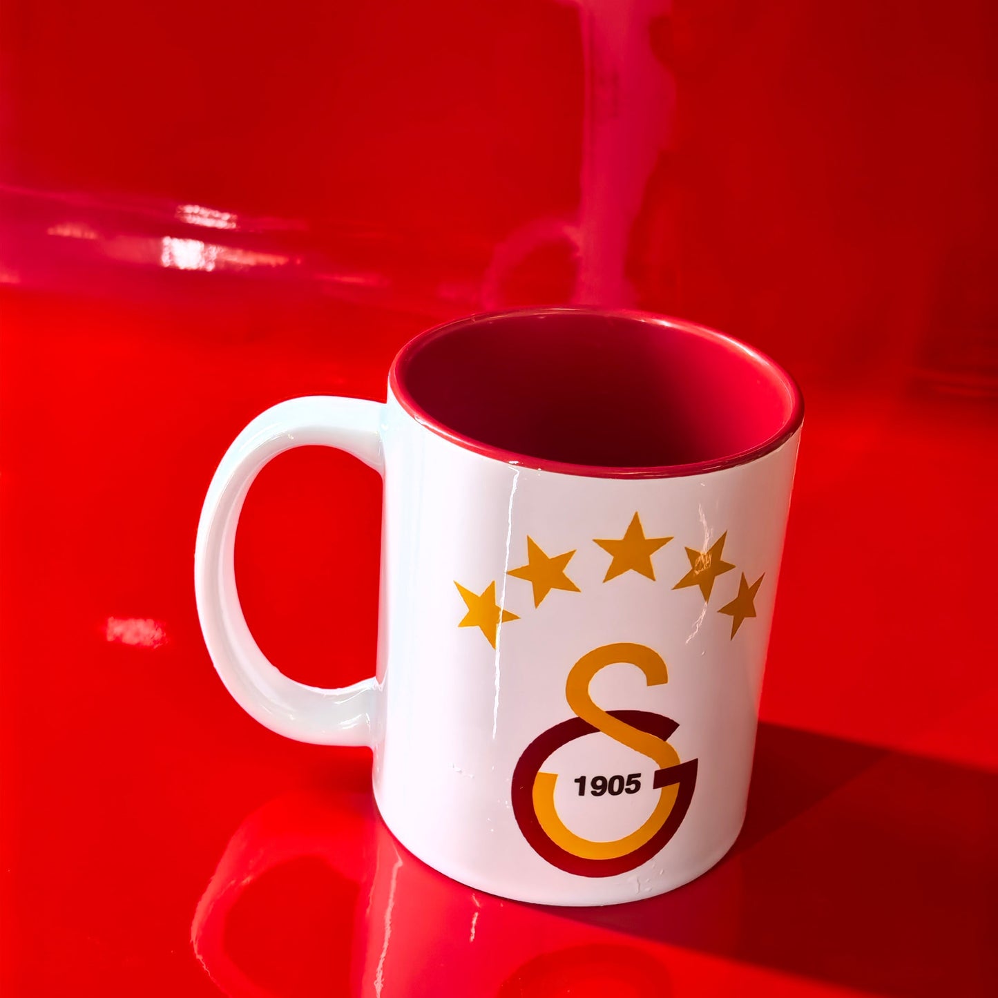 Galatasaray Fan Tasse mit GS 1905 Logo und 5 Sternen, rote Innenseite.