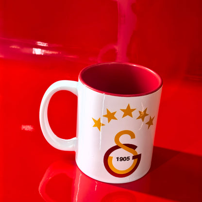 Galatasaray Fan Tasse mit GS 1905 Logo und 5 Sternen, rote Innenseite.