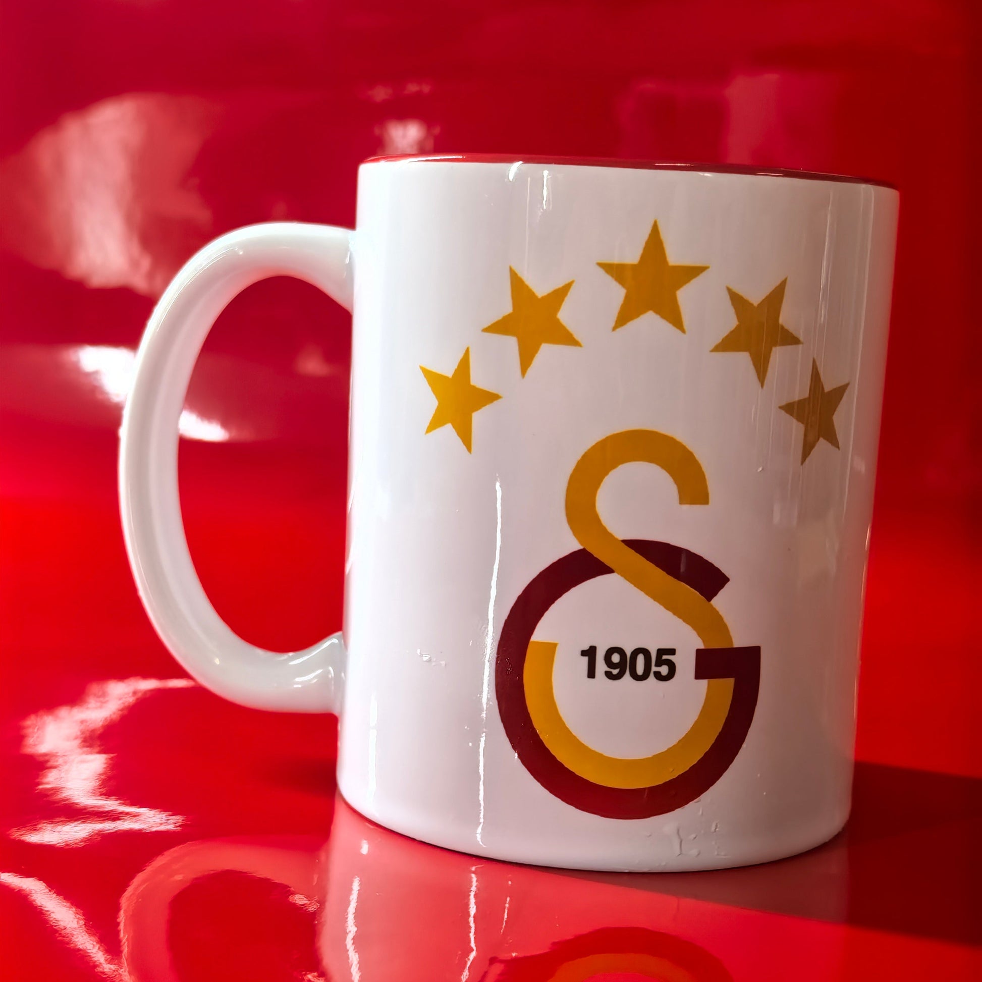 Galatasaray Fan Tasse mit GS 1905 Logo und 5 Sternen, rote Innenseite.