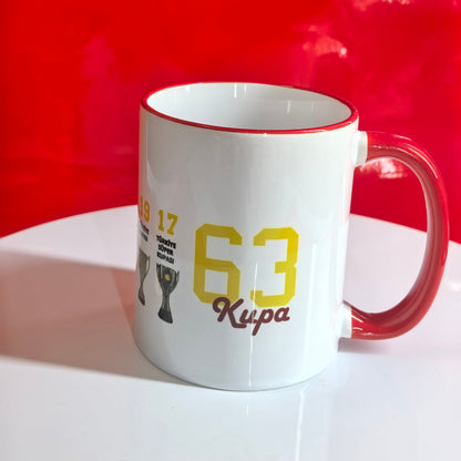 Galatasaray Tasse mit Übersicht der gewonnenen Trophäen und "63 Kupa"-Aufdruck.