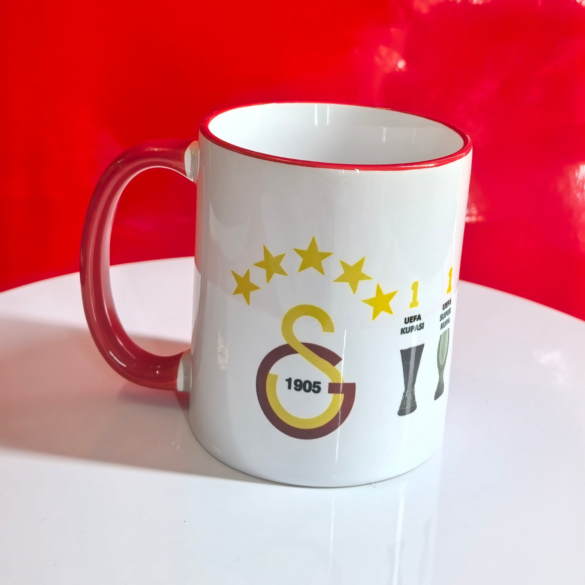 Galatasaray Tasse mit Übersicht der gewonnenen Trophäen und "63 Kupa"-Aufdruck.