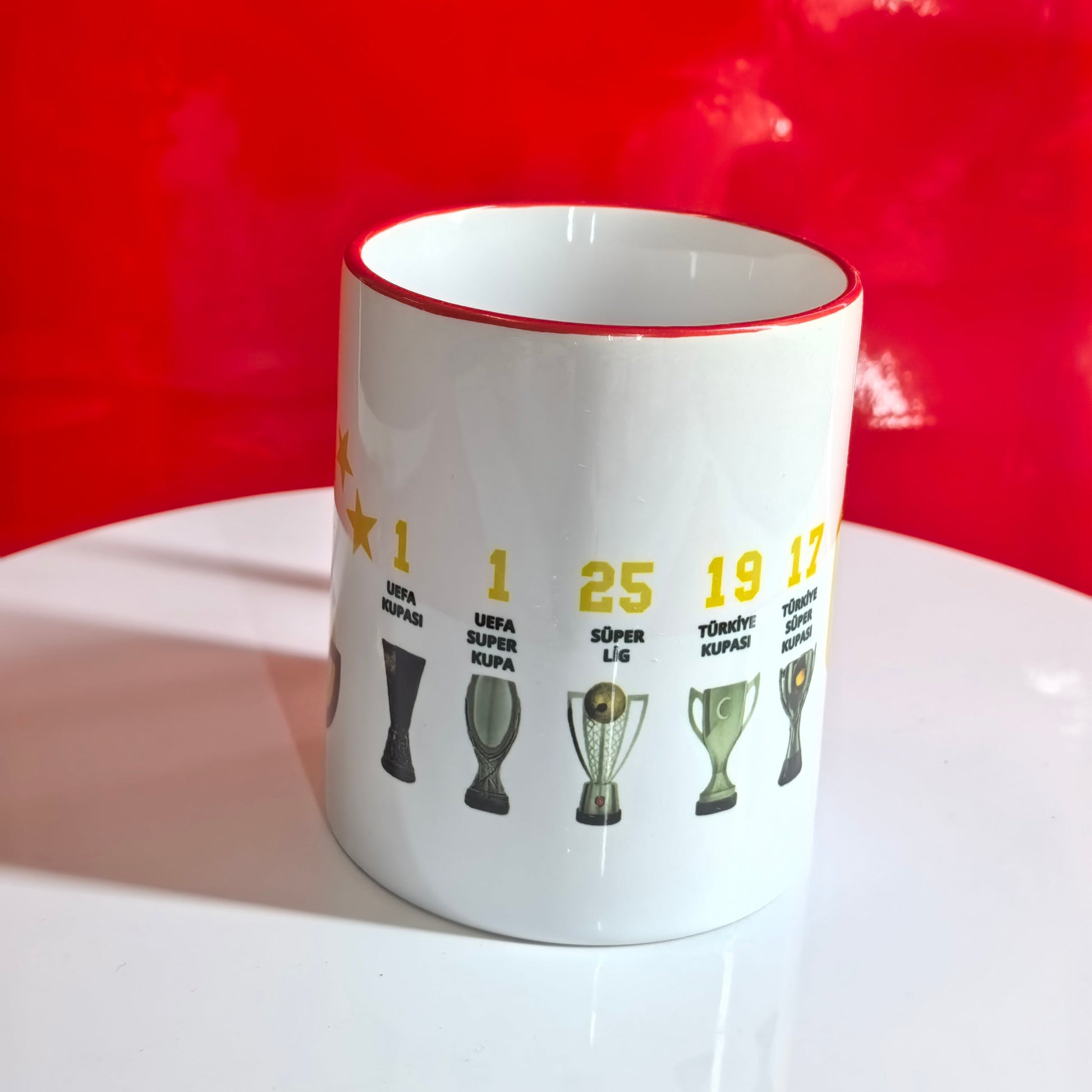 Galatasaray Tasse mit Übersicht der gewonnenen Trophäen und "63 Kupa"-Aufdruck.