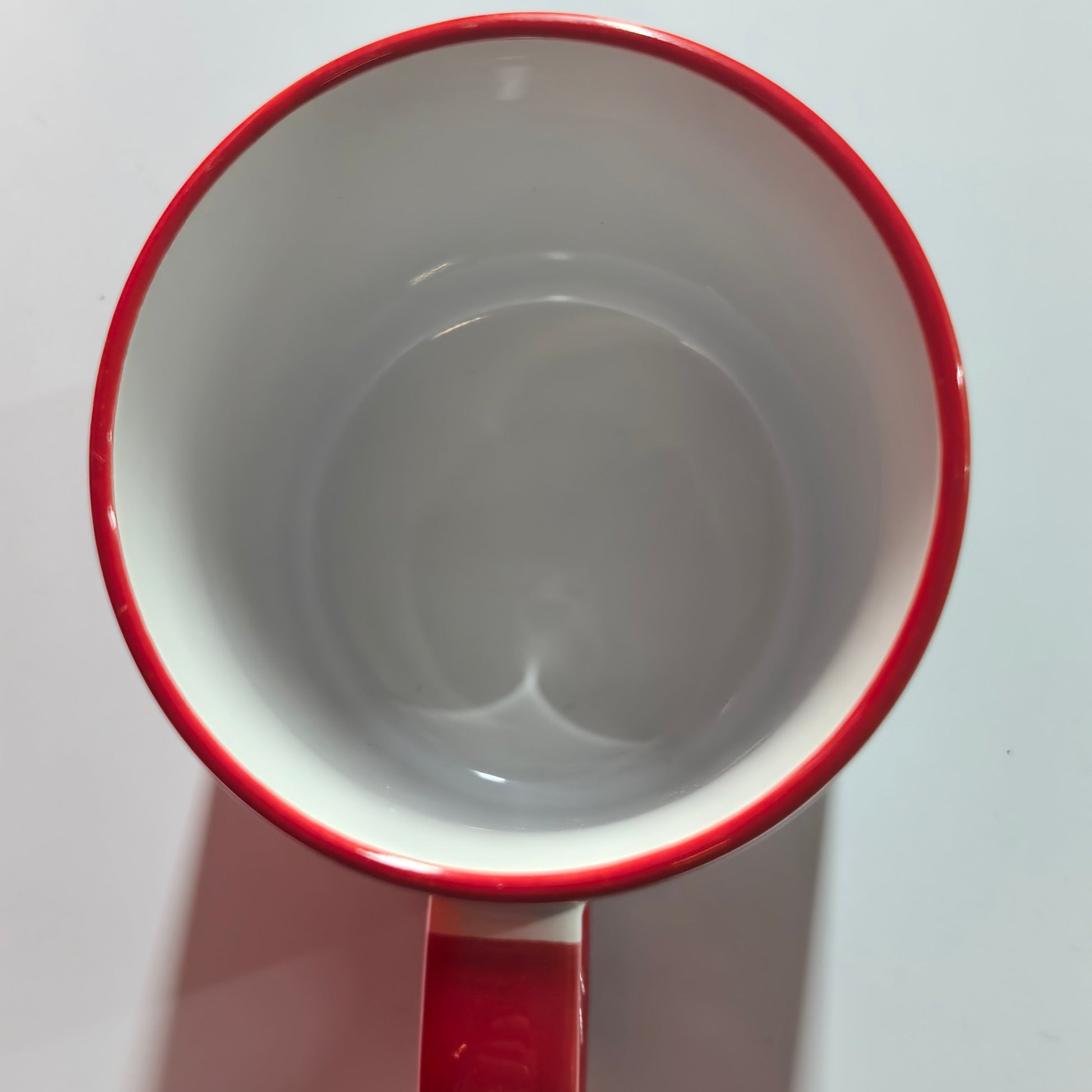 Galatasaray Tasse mit Übersicht der gewonnenen Trophäen und "63 Kupa"-Aufdruck.