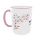Personalisierte Geburtsblumen Tasse März mit Kirschblüte Kranz Design und rosa Rand - Vorderansicht mit rosa Henkel