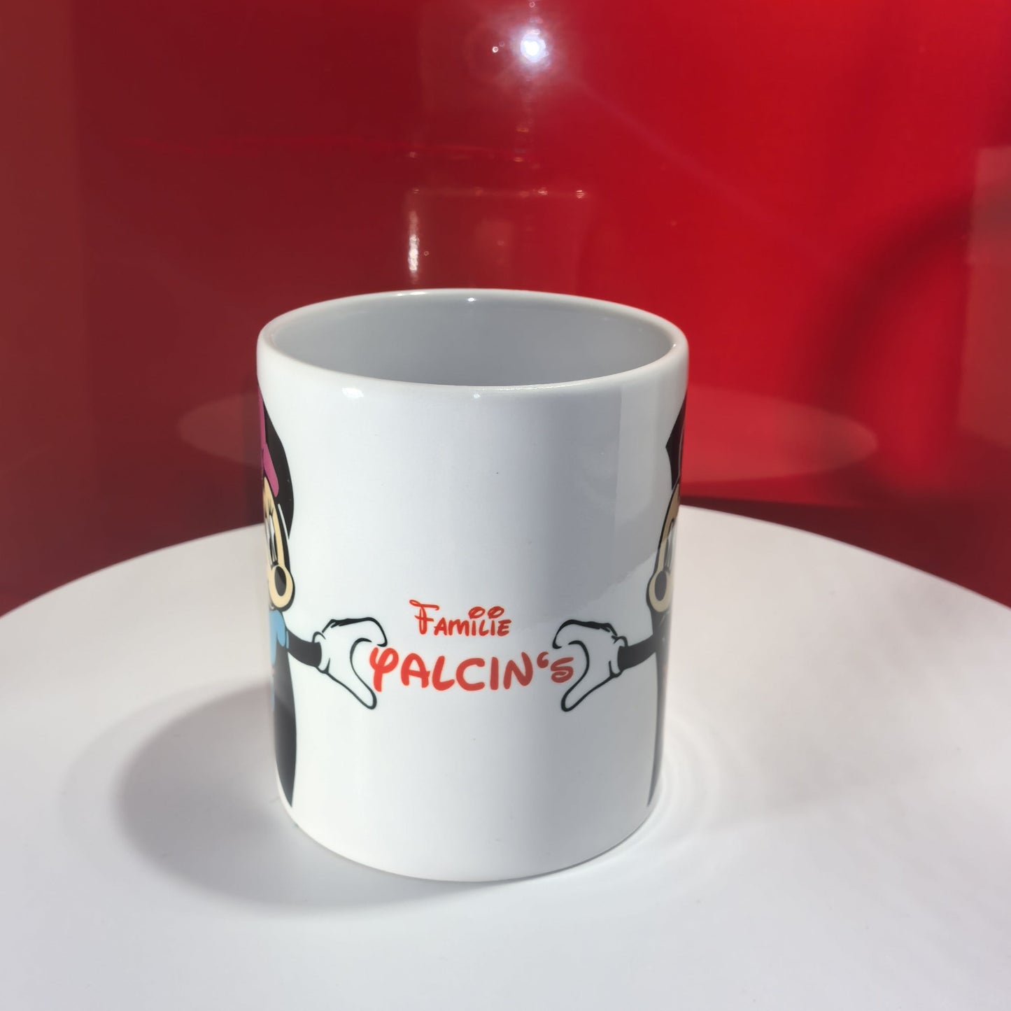 Keramiktasse mit Mickey-Händen und individuellem Namen – Geschenkidee für Familie