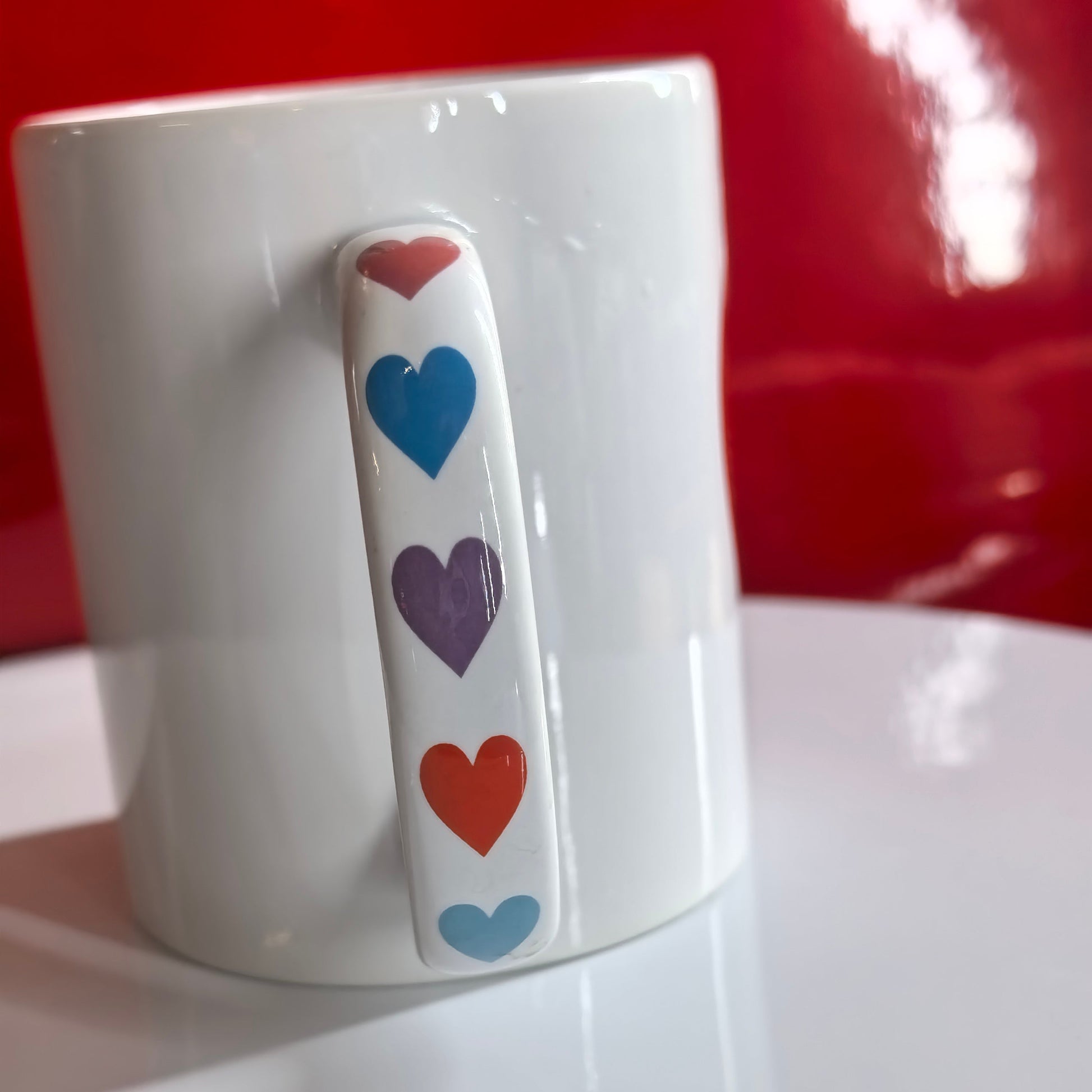 Henkel der Liebes-Tasse mit bunten Herzen.