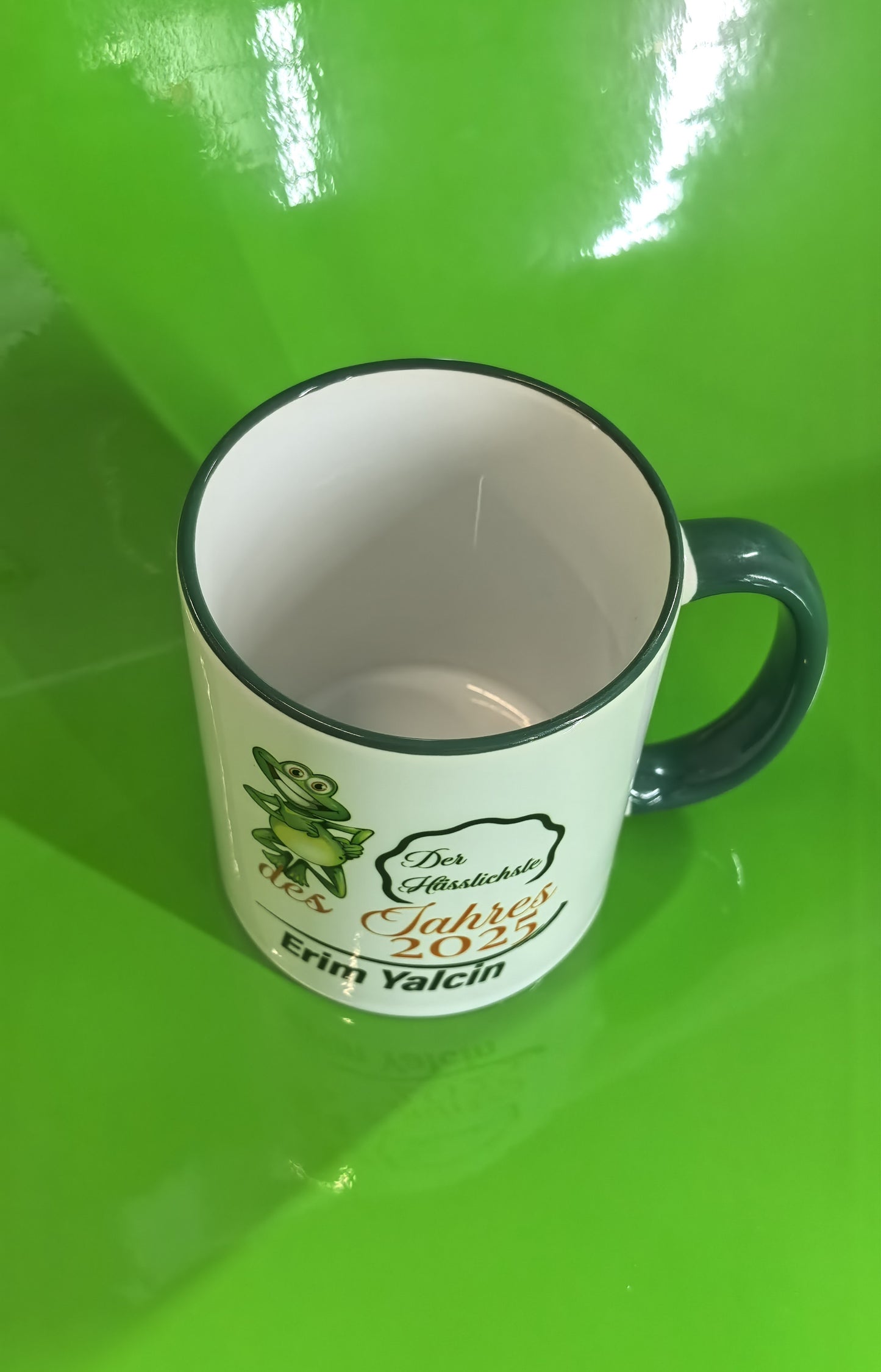 Personalisierte Tasse „Der Hässlichste des Jahres 2025“ – Lustige Geschenkidee mit Namen & Frosch – Gag Award Tasse