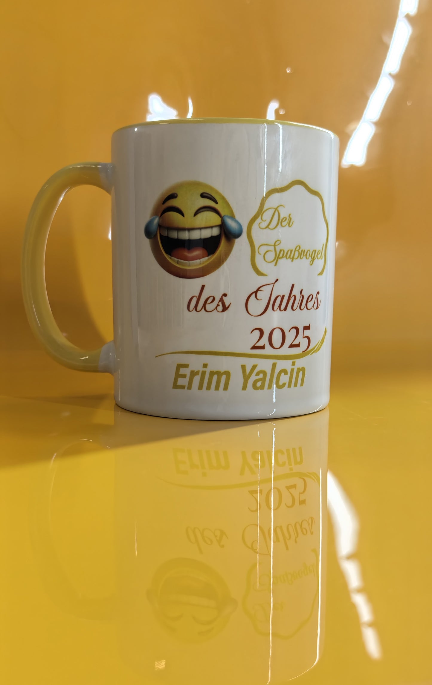 Spaßvogel des Jahres – Personalisierte Tasse mit Emoji - Wunschname – Lustiges Geschenk für Freunde & Kollegen