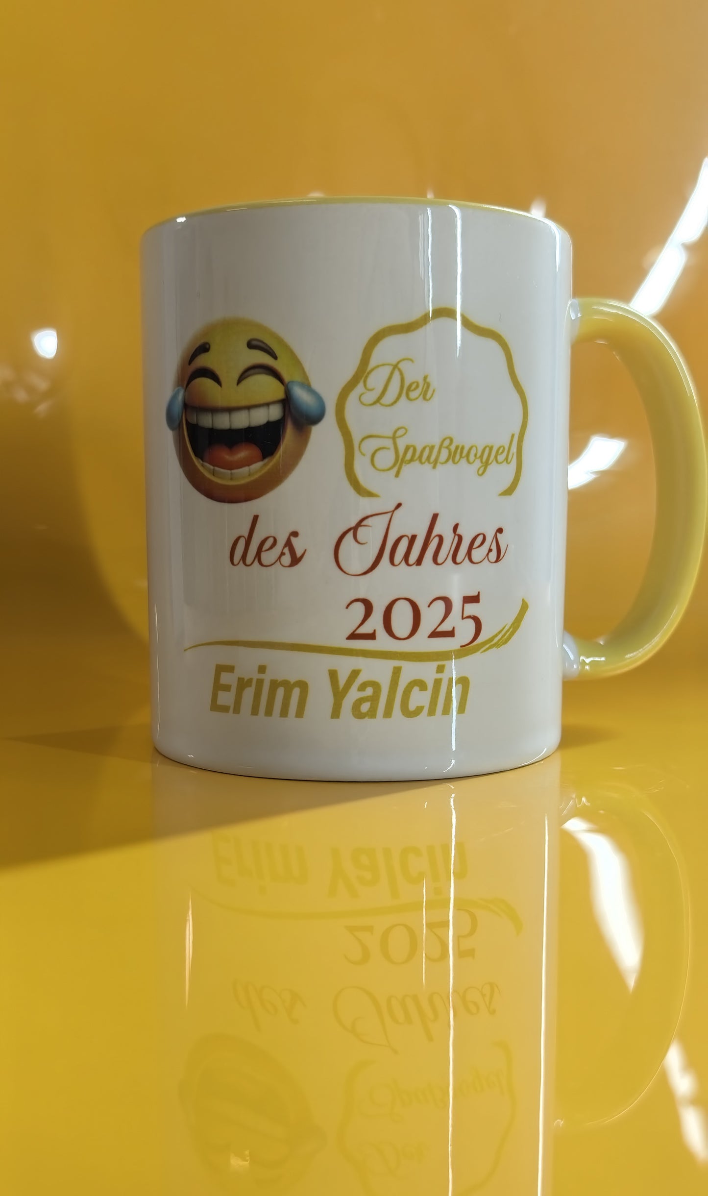 Spaßvogel des Jahres – Personalisierte Tasse mit Emoji - Wunschname – Lustiges Geschenk für Freunde & Kollegen