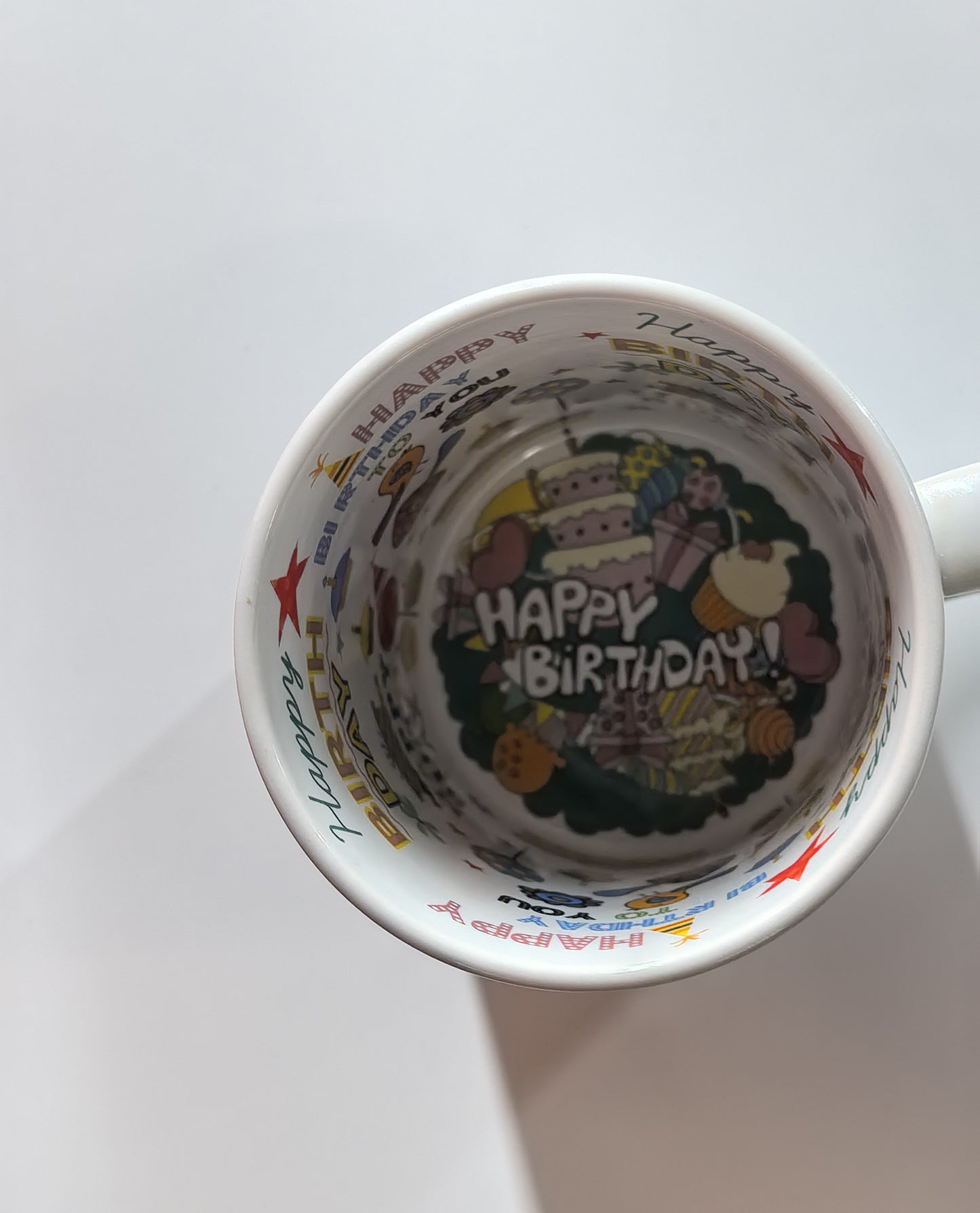 Geburtstagstasse mit Innendruck – Happy Birthday Design mit Kuchen & Ballons